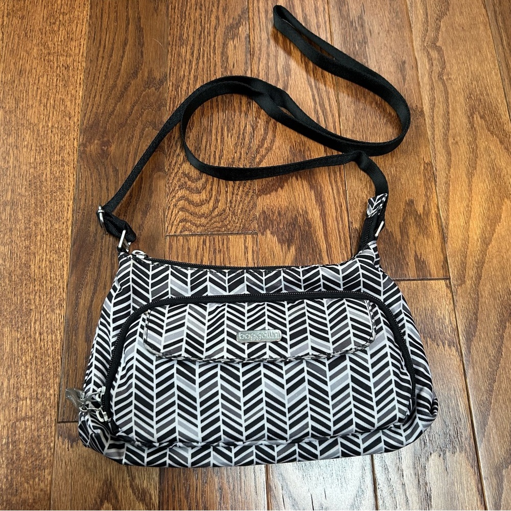 Baggallini Everyday Black White Grey Chevron Crossbody Bag